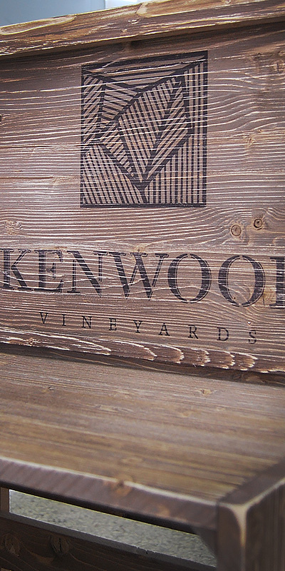 Drevený, boxový regál pre Kenwood vinárstvo
